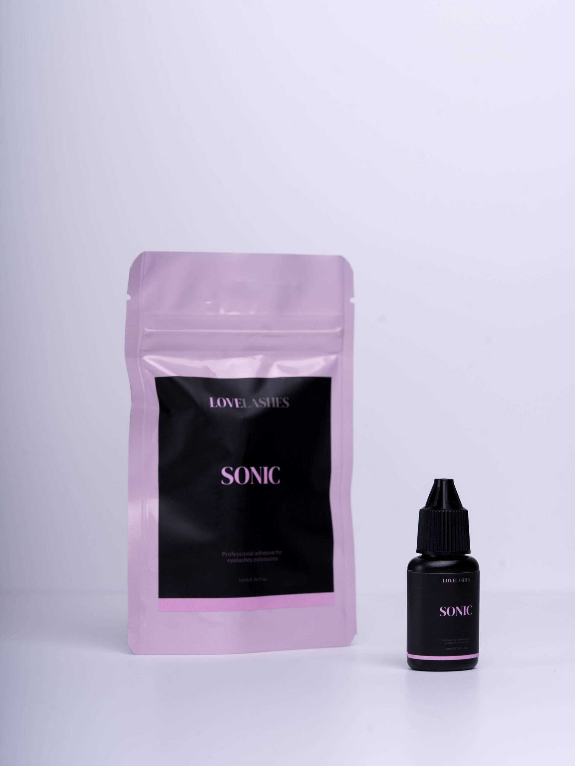 Pogled od spredaj na Sonic lepilo za podaljševanje trepalnic, ki se hitro suši in obstoji do 6 tednov