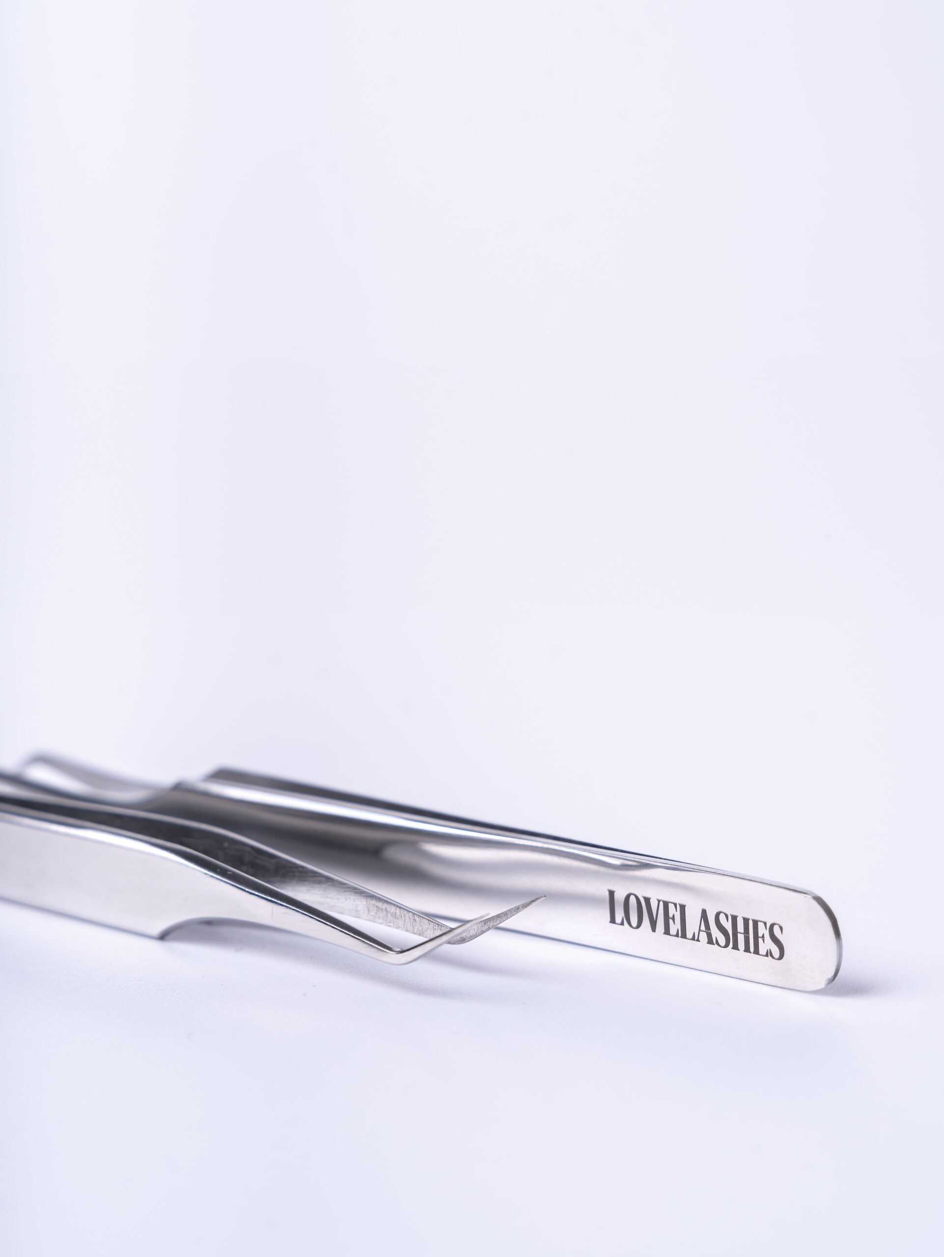 L2 tweezers for precise isolation of natural eyelashes during eyelash extension application