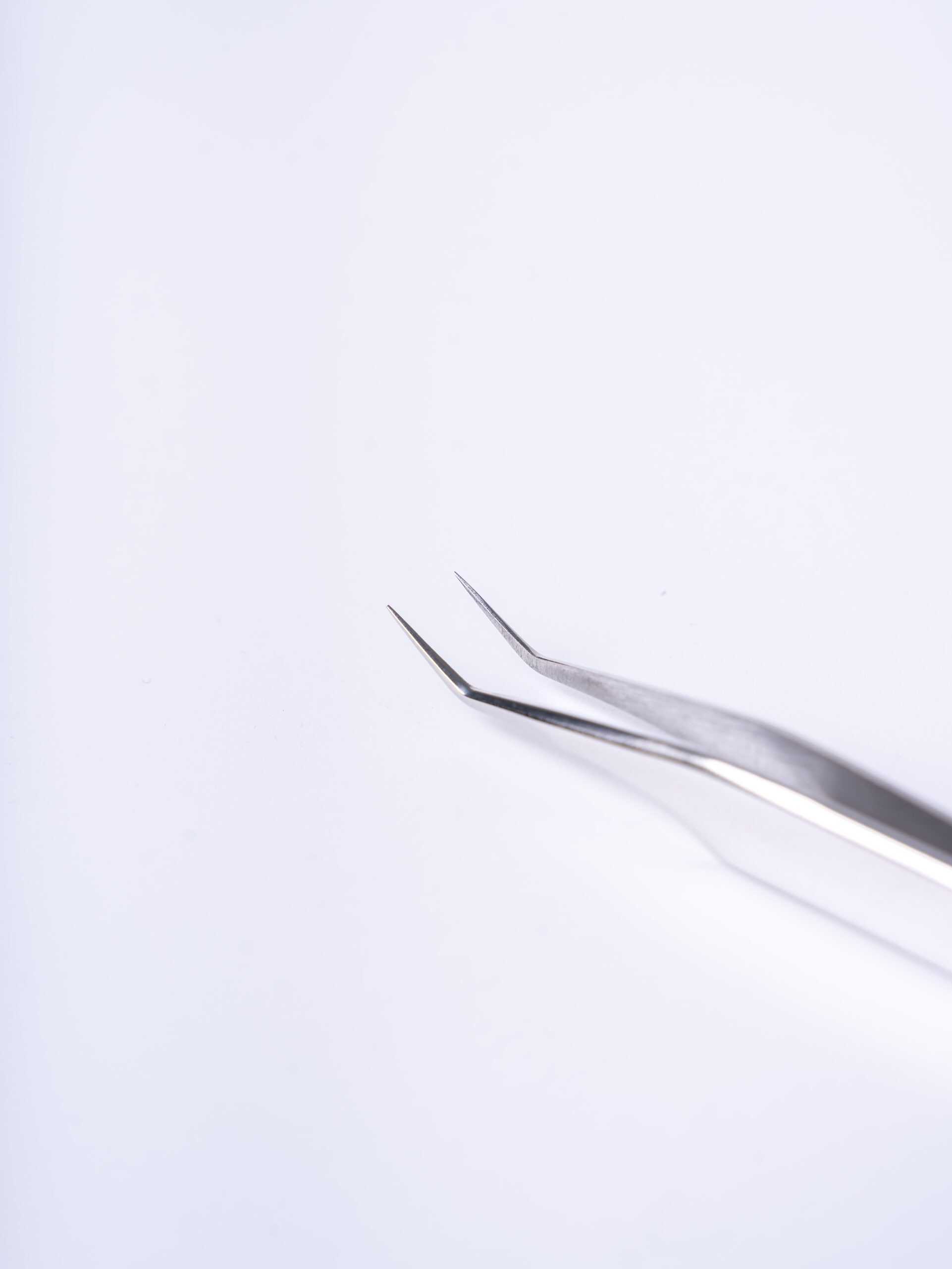 Professional L2 isolation tweezer, designed for precise separation of natural eyelashes during extension application