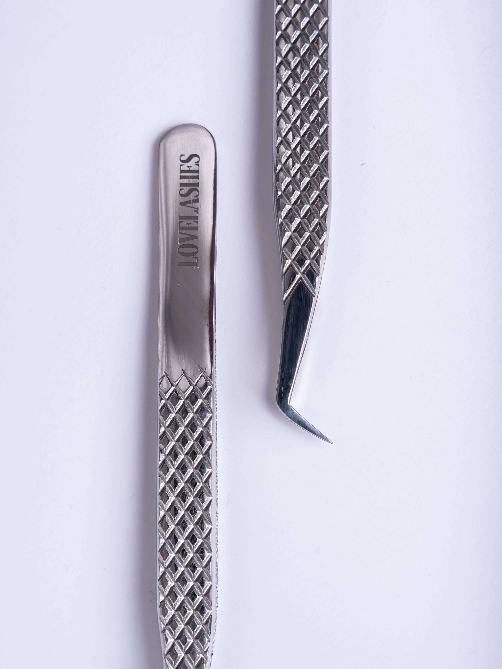 Pinceta za volumen L1, idealna za kreiranje volumenskih snopova i precizno nanošenje ekstenzija trepavica